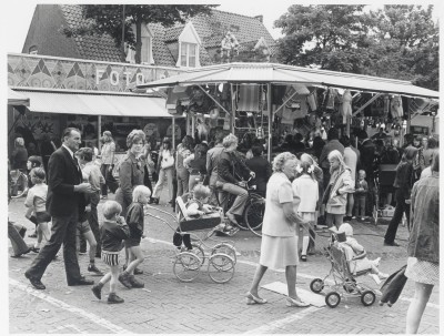De jaarlijkse Vlaamse Kermis op het Raadhuisplein. Made, 1975