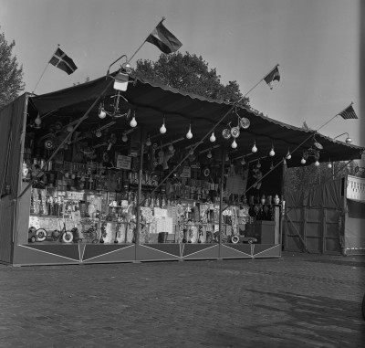 De kermistent van de heer Vermolen, Boxtel 1969 (foto: Fotopersbureau Het Zuiden, collectie BHIC nr. 1901-001634)