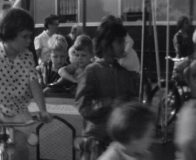 Filmstill uit een film van Bert Maas, Erp ca. 1963 (beeld: Bert Maas, collectie BHIC nr. ERP-009)