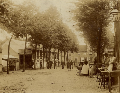Kermis op de Markt in Oirschot, links de 'Nederlandsche Schiettent', rechts café Princée, ca. 1905