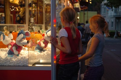 Twee meisjes bij een grijpmachine