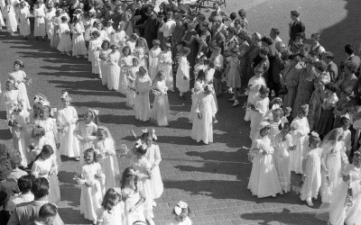 Meisjes gekleed als bruidjes lopen mee in de Heilig Bloedprocessie, Boxtel ca. 1954 (foto: Fotopersbureau Het Zuiden, collectie BHIC nr. 1901-003317)