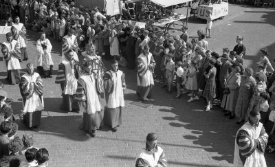Heilig Bloedprocessie, het schrijn met de Heilige Bloeddoek, Boxtel ca. 1954 (foto: Fotopersbureau Het Zuiden, collectie BHIC nr. 1901-003319)