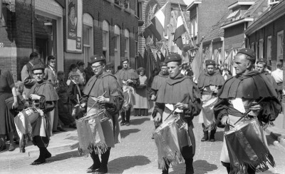 Openingsgroep Heilig Bloedprocessie, Boxtel ca. 1954 (foto: Fotopersbureau Het Zuiden, collectie BHIC nr. 1901-003338)