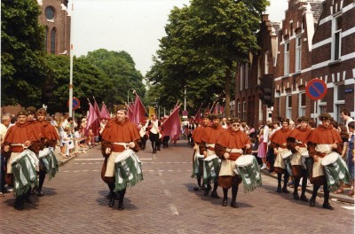 Openingsgroep Heilig Bloedprocessie met tamboers, vendeliers en drie gouden vendels, Boxtel 1982 (foto: collectie BHIC nr. 1901-006632)