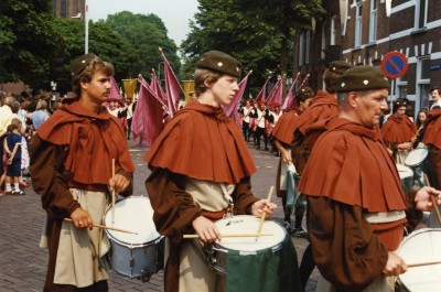 Openingsgroep Heilig Bloedprocessie met tamboers, vendeliers en drie gouden vendels, Boxtel 1982 (foto: collectie BHIC nr. 1901-006633)