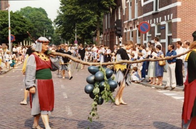 Heilig Bloedprocessie, Bijbelse groep van Jozuë en Kaleb met de druiventros, Boxtel 1982 (foto: collectie BHIC nr. 1901-006637)