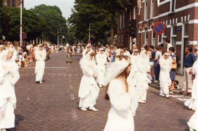 Heilig Bloedprocessie, de Mariale groep met onder meer witgesluierde bruidjes, Boxtel 1982 (foto: fotograaf onbekend, collectie BHIC nr. 1901-006653)