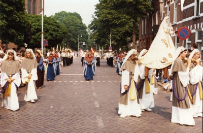 Heilig Bloedprocessie, de Mariale groep met onder meer jonkvrouwen, Boxtel 1982 (foto: fotograaf onbekend, collectie BHIC nr. 1901-006654)