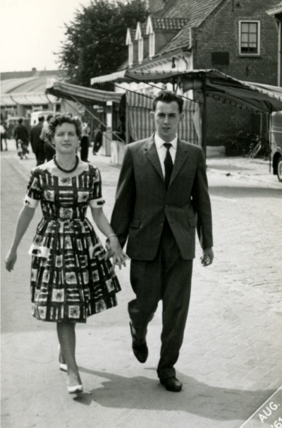 Henk en Jeanette Kosman op de kermis in Budel in 1961.