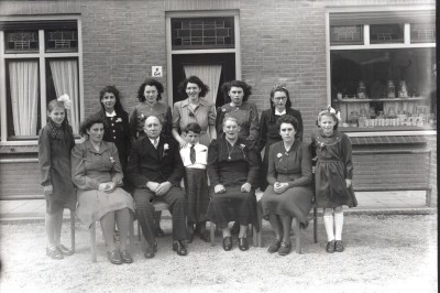 Het gezin Van Dongen, Schaijk 1948 (foto: Fotopersbureau Het Zuiden, collectie BHIC nr. SCH1367)