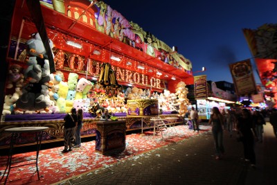 Attractie 'Moulin Rouge' op de kermis, Roosendaal 2023 (foto: Jan Taheij, collectie West-Brabants Archief nr. 2023-00267) 