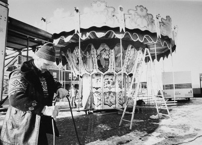 Opbouw van de kermis met carnaval, Vlijmen 1985 (foto: fotograaf onbekend, collectie Streekarchief Langstraat Heusden Altena nr. VLM04332)