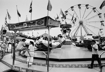 Kermis op het plein, Vlijmen 1990 (foto: fotograaf onbekend, collectie Streekarchief Langstraat Heusden Altena nr. VLM05833)