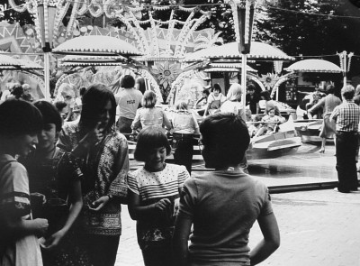 Kermisattractie, Vlijmen ca. 1970 (foto: fotograaf onbekend, collectie Streekarchief Langstraat Heusden Altena nr. VLM07177)