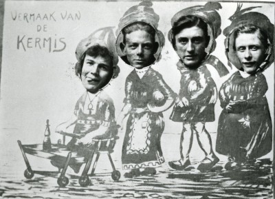 Een groepje vrolijke kermisgangers heeft op Heuvel in Tilburg deze herinneringsfoto van zich laten maken.