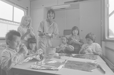 Juf An knutselt met haar leerlingen bij de rijdende school