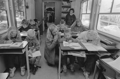 Kinderen van kermisexploitanten krijgen les in de rijdende Kermisschool