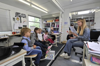 Juf Marleen tijdens een kringgesprek bij de rijdende school