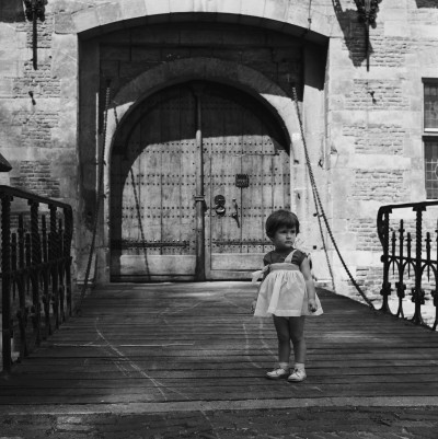 Birgit, de dochter van fotograaf Leo van den Bergh, bij kasteel Heeswijk, op 14 juli 1957 (Foto: Leo van den Bergh, collectie Stadsarchief Oss nr. LBN070781)