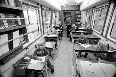 Leerlingen aan het werk in het klaslokaal van de rijdende schoolbus