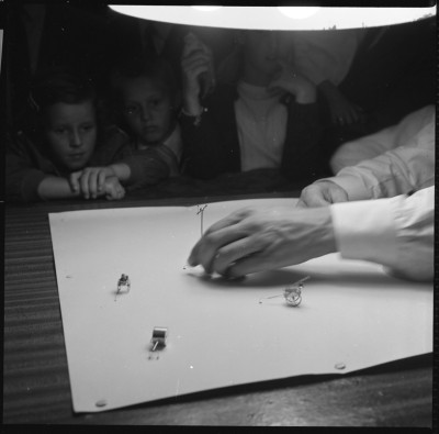 Vlooientheater op de kermis, Oss jaren 50 (foto: J. Schellinx. collectie BHIC nr. 1958-A-008828)