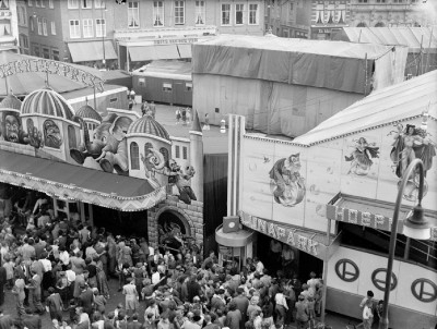 Drukte voor het Lunapark op de kermis, 's-Hertogenbosch 1955 (foto: Farla & Van Mackelenbergh, collectie Erfgoed 's-Hertogenbosch nr. 0062534)