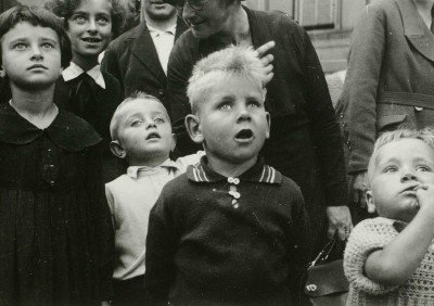 Kinderen kijken naar de poppenkast op de kermis, 's-Hertogenbosch 1934 (foto: Fotopersbureau Het Zuiden, collectie Erfgoed 's-Hertogenbosch nr. 0024613)