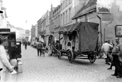 Draaiorgels in de rij in voor de kermiskeuring, 's-Hertogenbosch 1934 (foto: Fotopersbureau Het Zuiden, collectie Erfgoed 's-Hertogenbosch nr. 0033781)