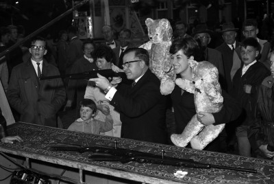 Schieten voor een teddybeer op de kermis, Oss (foto: Daan Scholte, collectie Stadsarchief Oss nr. DSN0033_01051)