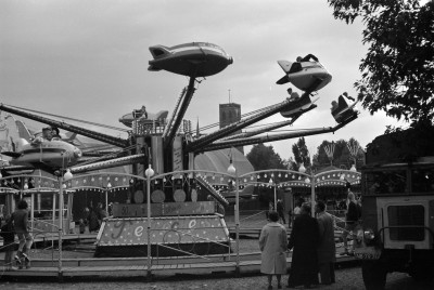Attractie 'The Rockers' op de kermis, Oss (foto: Daan Scholte, collectie Stadsarchief Oss nr. DSN0035_01104)