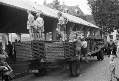 Kinderen kijken toe bij de opbouw van de kermis, Oss (foto: Daan Scholte, collectie Stadsarchief Oss nr. DSN0857_28857)
