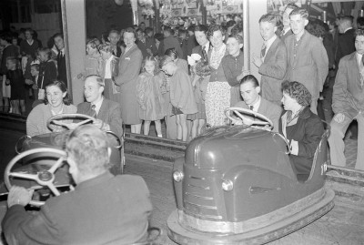 Plezier in de botsauto's, Oss (foto: Daan Scholte, collectie Stadsarchief Oss nr. DSN1052_35573) 