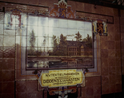 Tegeltableau met eerste fabriek afgebeeld