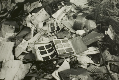 Restanten van stalenboeken en garens, gevonden bij de sloop van de Didas, 17-12-1985