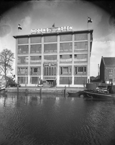 Een feestelijk versierd hoofdkantoor, 1938.
