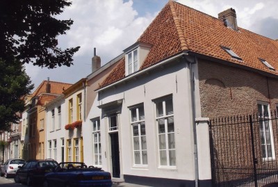 Bijzondere en uniek gerestaureerd monumentaal herenhuis “Het Wapen van Frankrijk” met een achtergelegen monumentale voormalige kerkzaal, Moeregrebstraat 72 - 80 Bergen op Zoom (foto: Amal Ahmed, collectie BHIC nr. 1953-000808)