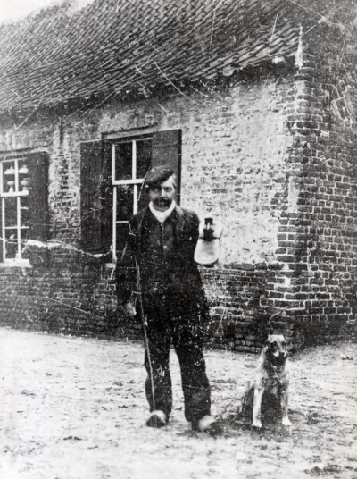 Dorpsomroeper ofwel de de klepperman, ca. 1905.
