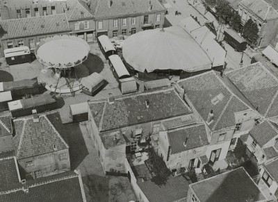 Kermis op de Markt, gezien vanaf de toren van de R.K. kerk St.-Johannes de Doper, Waalwijk ca. 1920 (foto: J. de Bont, collectie Streekarchief Langstraat Heusden Altena nr. WAA83273)