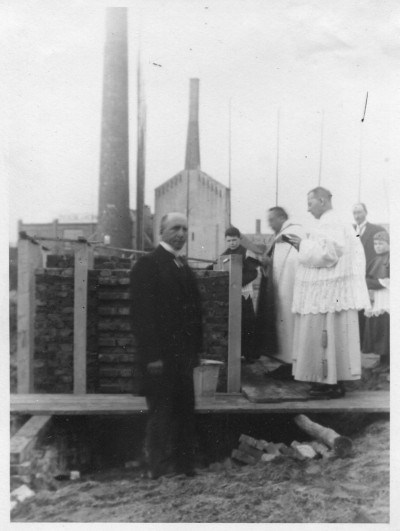 Eerste steenlegging, Breda 21 april 1926 (foto: Erfgoedcentrum Nederlands Kloosterleven, archief Benedictinessen van het H. Sacrament (AR-Z013), inv.nr 3809)