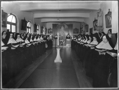 Zusters in het klooster Manna Absconditum, breda (foto: Erfgoedcentrum Klooster Sint Agatha, archief Benedictinessen van het H. Sacrament (AR-Z013), inv.nr 3809)
