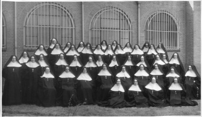 Groepsfoto van de slotzusters in Breda, 1960 (foto: Erfgoedcentrum Nederlands Kloosterleven, archief Benedictinessen van het H. Sacrament (AR-Z013), inv.nr 3809)