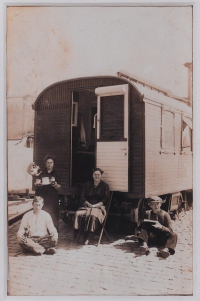 Personeelswagen met Frans Vermolen en overig kermispersoneel, Bergen op Zoom ca. 1910-1920 (foto: collectie West-Brabants Archief nr. RVEK142)
