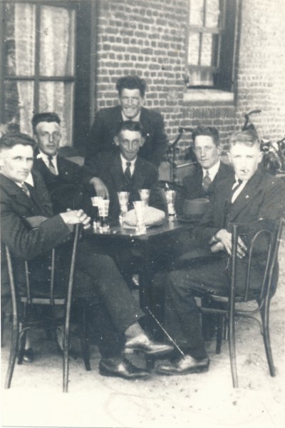 Voor het café van Van Dinther (Gammele Geval) tijdens kermis, Bakel (foto: Heemkundekring Bakel en Milheeze, collectie Erfgoed Gemert-Bakel nr. B-000077)