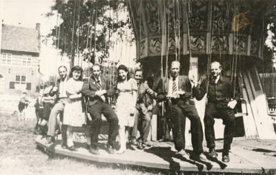 In de zweefmolen op de kermis, Bakel (foto: collectie L. van de Kerkhof, collectie Erfgoed Gemert-Bakel nr. LVK_3926)