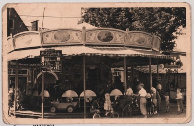 Kermisattractie de Autovelodrome van Roels-Peeters, Bergen op Zoom jaren 50 (foto: N. Rampen-van Nieff, collectie West-Brabants Archief nr. RVEK004)