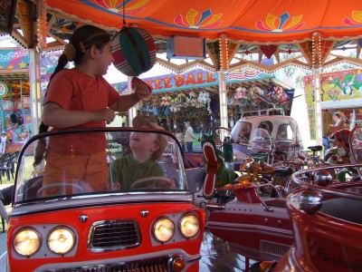 De 'flos' in de draaimolen voor een gratis extra rit, Bergen op Zoom 2007 (foto: gemeente Bergen op Zoom, collectie West-Brabants Archief nr. BoZDig00602)