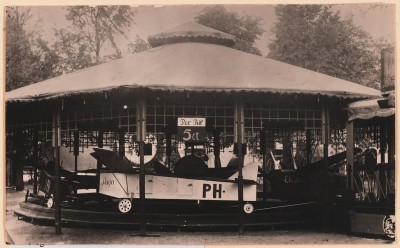 Draaimolen met vliegtuigjes op de kermis, Bergen op Zoom ca. 1930-1940 (foto: West-Brabants Archief nr. RVEK051)