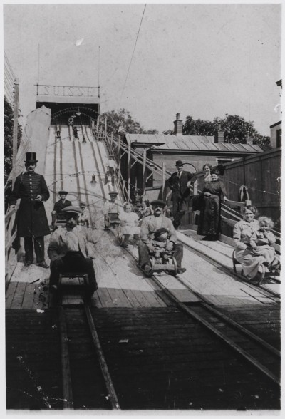 Kermisattractie 'Zwitserse glijbaan', Bergen op Zoom ca. 1910-1920 (foto: West-Brabants Archief nr. RVEK075)