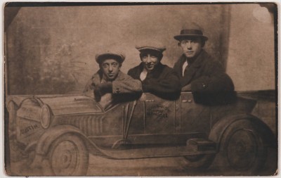 Opname in een decor van een Austin ter herinnering aan de kermis, Bergen op Zoom 1922 (foto: collectie West-Brabants Archief nr. RVEK131)